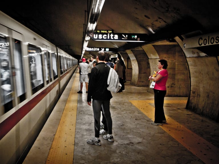 Roma Metrosu'nda Kolezyum durağı| ©N i c o l a