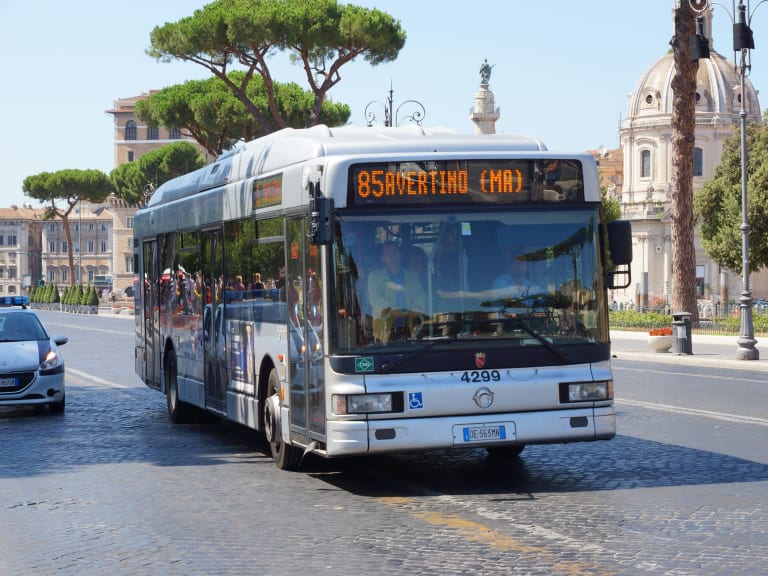 Roma sokaklarında otobüs| ©Chris Sampson