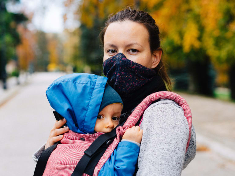 穿著嬰兒背帶帶著孩子的母親| ©Marcin Jozwiak