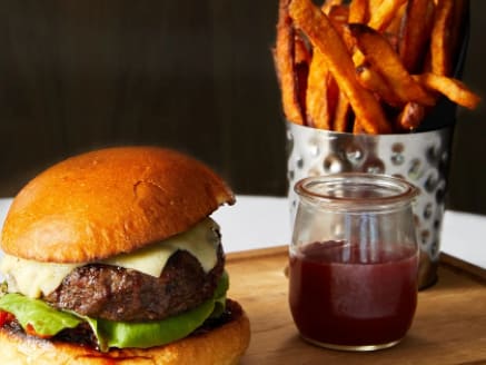 Sixty-Five-Burger in der Sixty-Five-Bar| ©Rockefellercenter