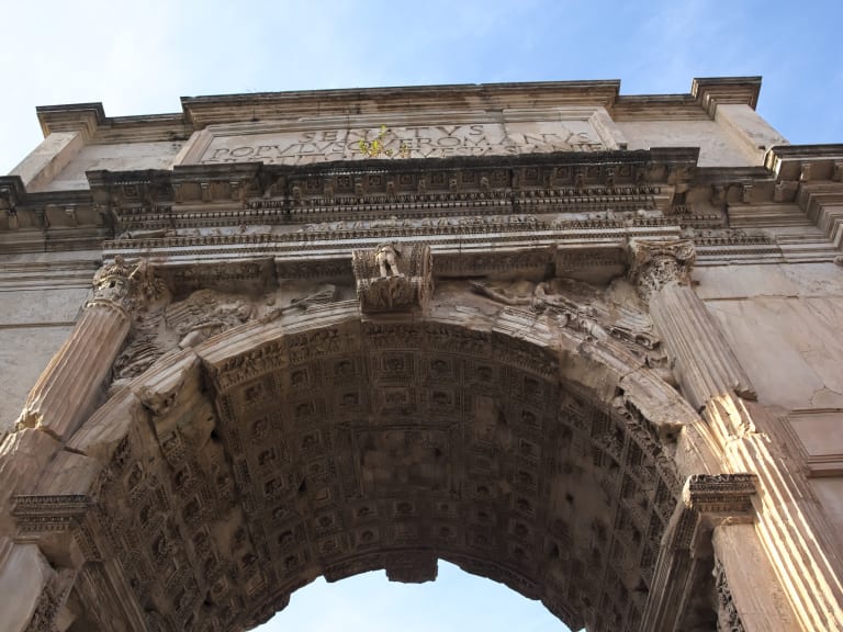 Crossing the Arch of Titus| ©José Manuel García