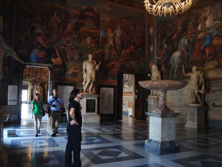 Visiting the Museum| ©Ana Rey