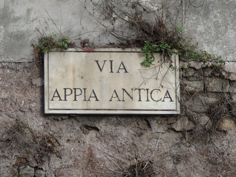 古阿皮亞大道（Via Appia Antica）的指示牌| ©Allie Caulfield