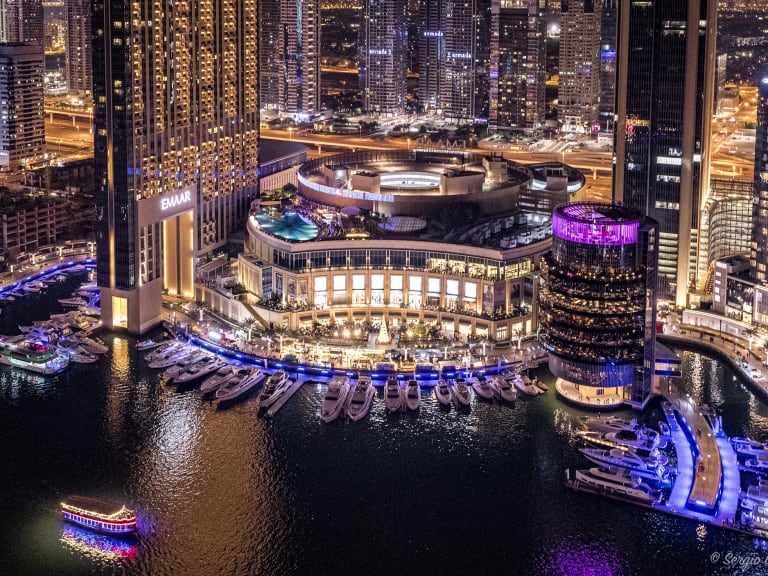 夜幕下的杜拜濱海大廳| ©Sergio Boscaino