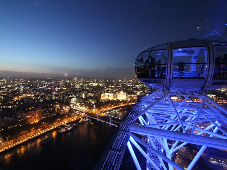 Inuti London Eye på natten| ©echoftourthree