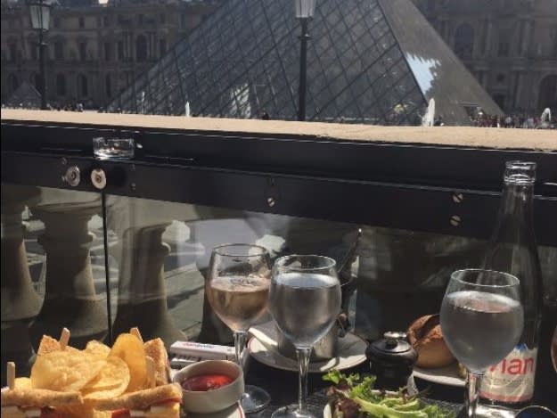 在 Café Marly 享用午餐。| ©Anne N