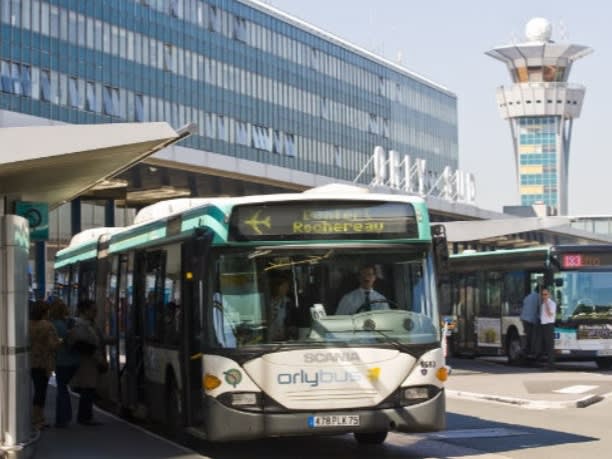 Orlybus bus leaving from the airport| ©ParisO