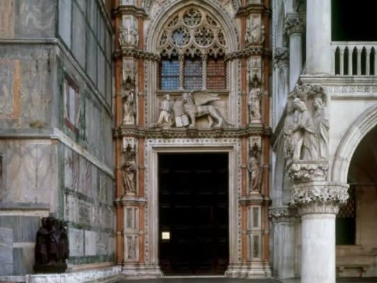 宮殿入口稱為 "Porta della Carta"。| ©MuVE