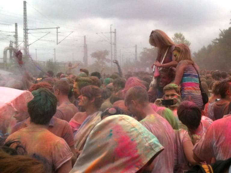 Menschen beim Holi-Open-Air-Festival| ©James Dennes
