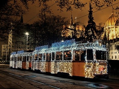 Weihnachtliche Straßenbahn| ©JCKA