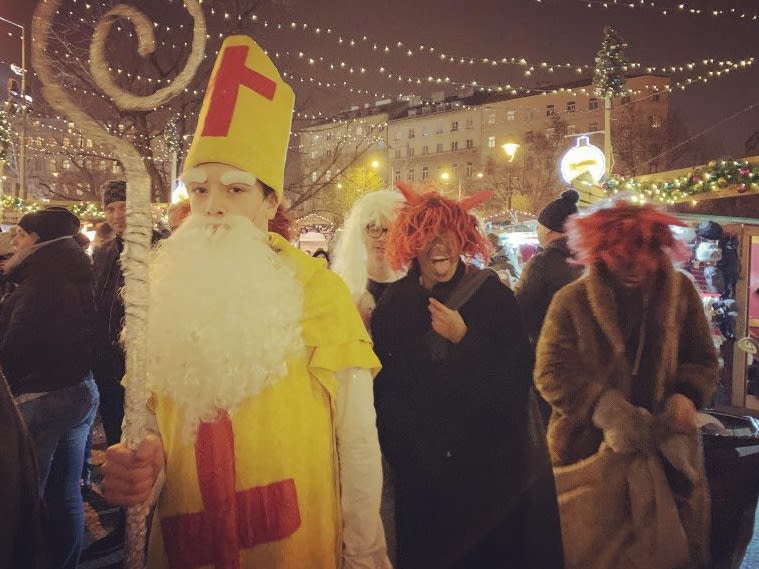 Menschen in Kostümen am St. Nikolaus und seinen Begleitern| ©Filip Noubel