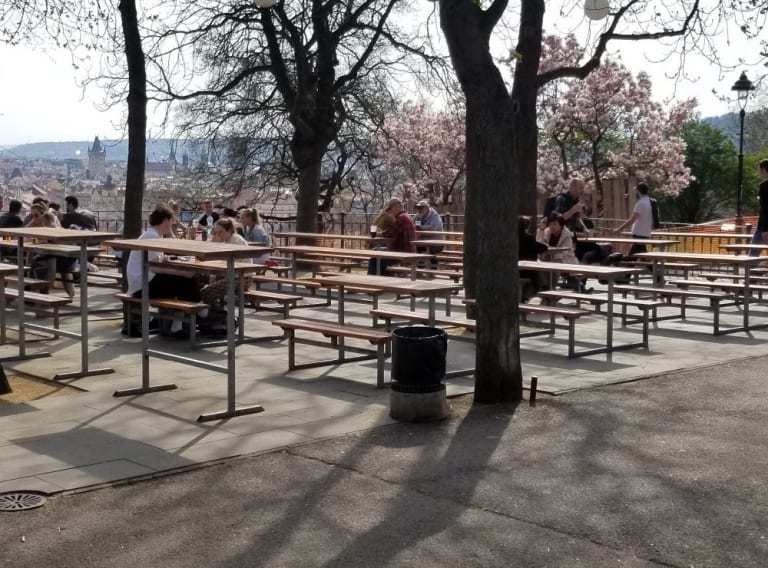 在 Letná 啤酒園| ©SC