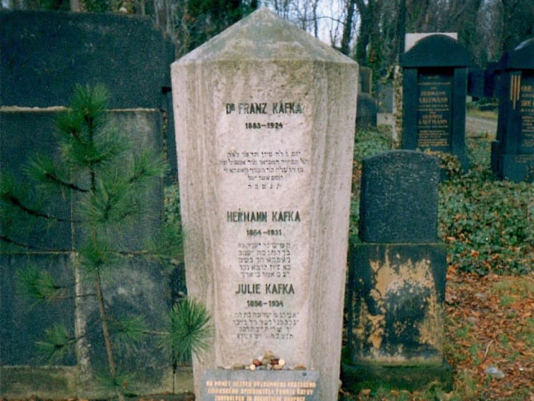 Franz Kafka's grave in the Jewish cemetery in Žižkov, Prague| ©Añelo de la Krotsche