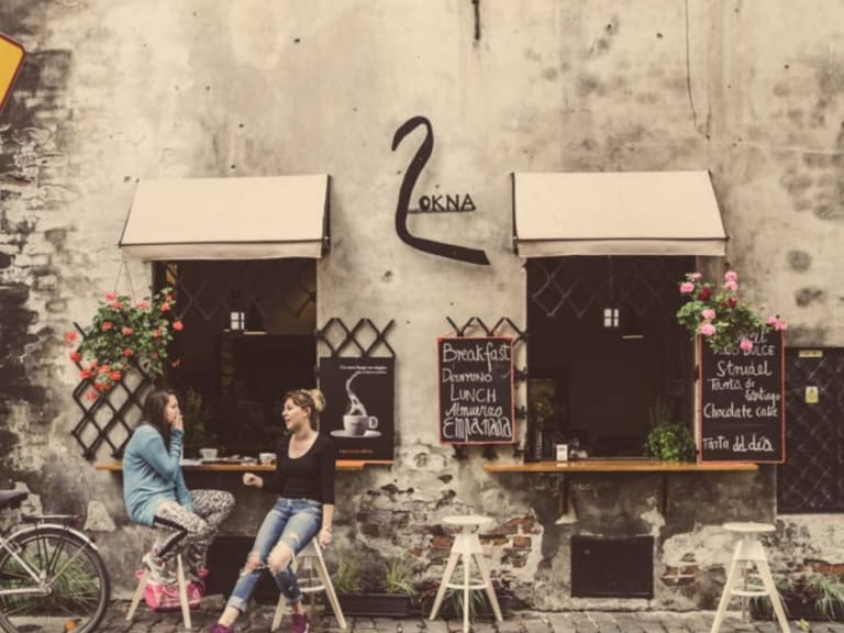 Eingang zum 2 Okna Cafe| ©Kinga