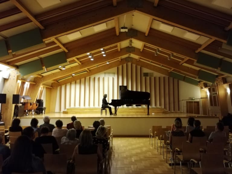 音樂節上彈奏鋼琴的人| ©Kraków Piano Summer