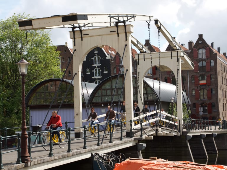 沿著 Sloterdijkerbrug 騎行| ©Reg Marjason