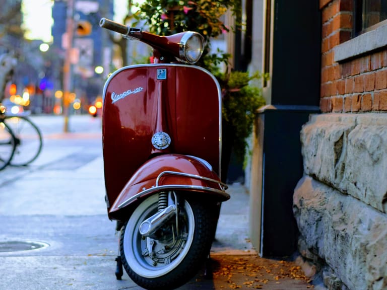 Vespa 出租| ©Tim Gouw