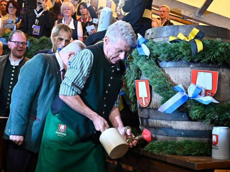 Opening the first keg| ©Tomas Garden