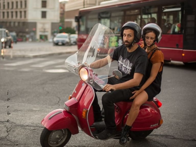 騎著Vespa| ©jor baeke