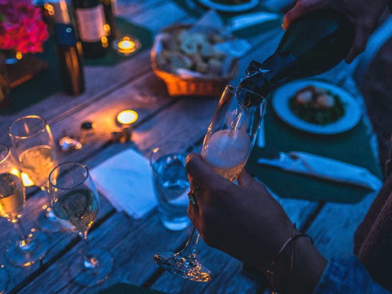 提供飲料的人|©Dave Lastovskiy