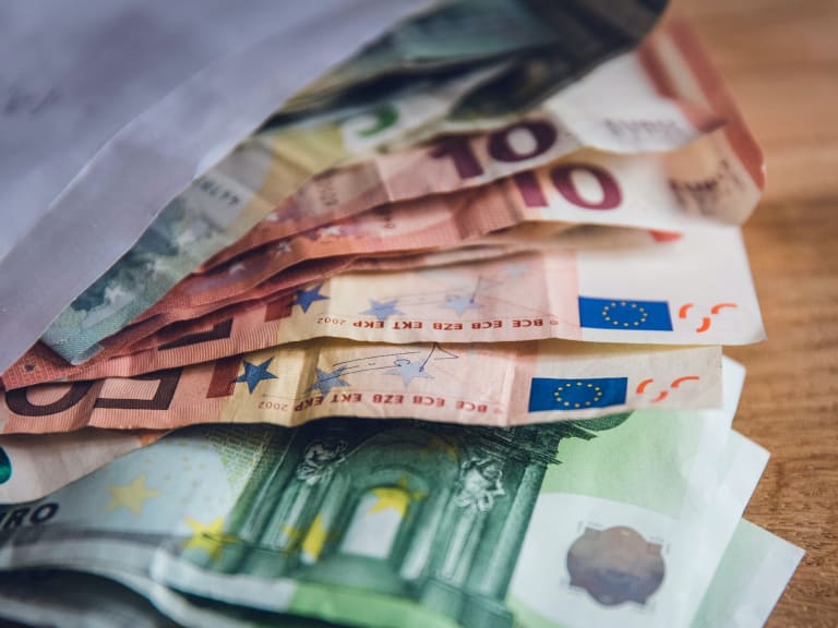 Euros on wooden table| ©Markus Spiske 