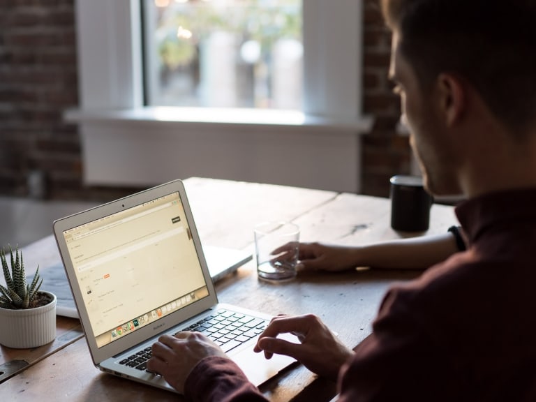 mężczyzna korzystający z laptopa na stole| © Bench Accounting
