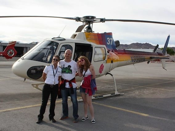 Helikopterin önünde poz veren insanlar| ©skyTroxx