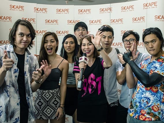 Grupa osób pozująca w escape roomie| ©Poh Soo Donald Soh