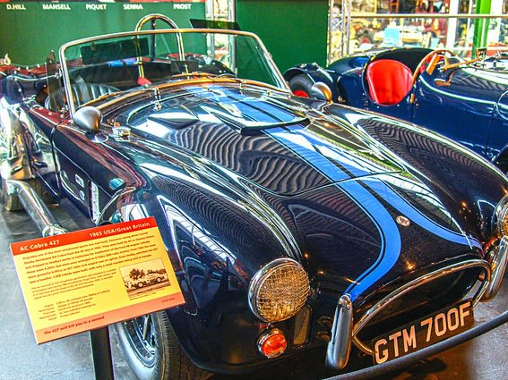 展示中的藍色汽車| ©Michael Gaylard