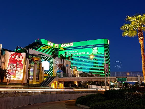 Widok na zielony budynek, Las Vegas| ©Karl Hipolito