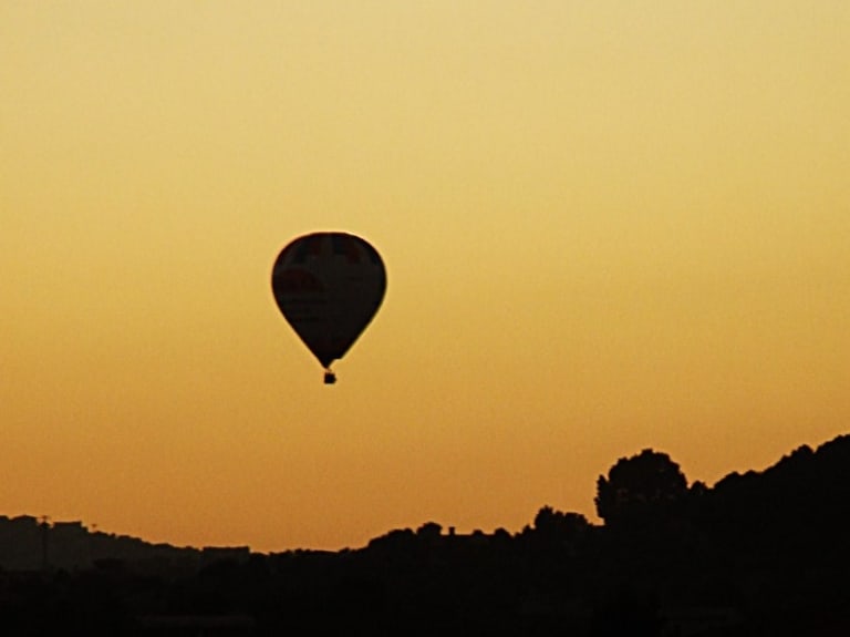 Sunset and hot-air ballooning| ©james_duncan