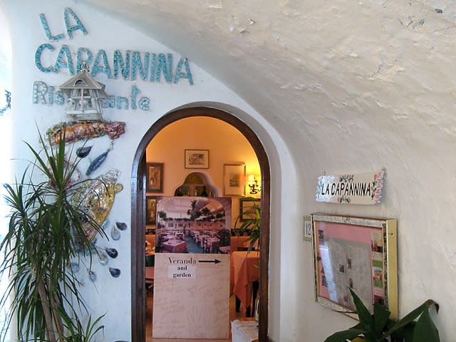 Restaurant entry| ©Mike Frieri