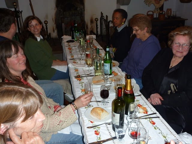 人們圍在一起喝葡萄酒| ©Tuscany Cooking Class