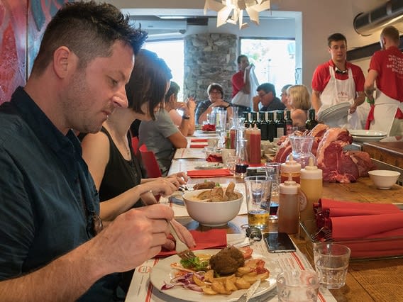 Människor som äter på restaurang| ©Roberto Serrini