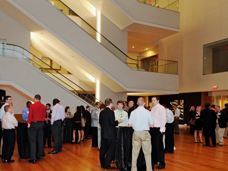 ludzi zgromadzonych w jednym budynku| ©wakeforestbiz