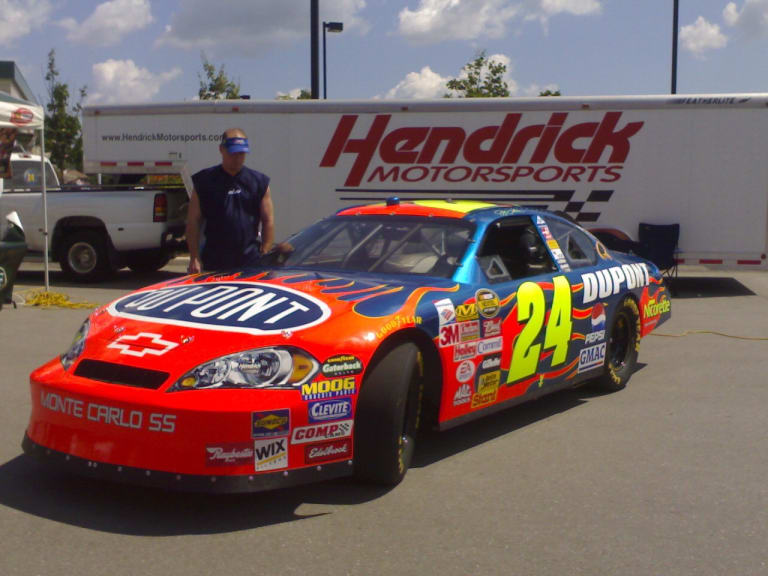 Czerwony samochód Nascar| ©George Kirkaldie