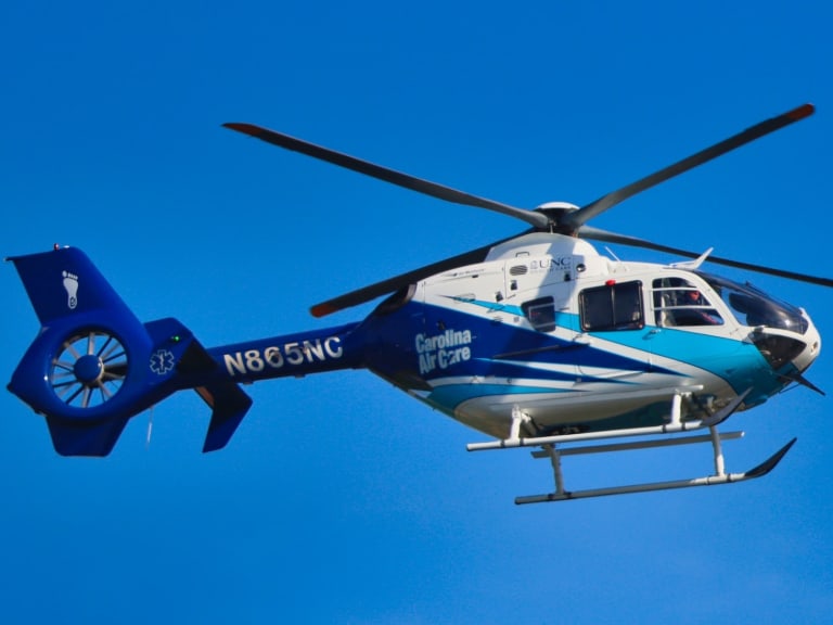 Niebieski helikopter w powietrzu| © Gene Gallin