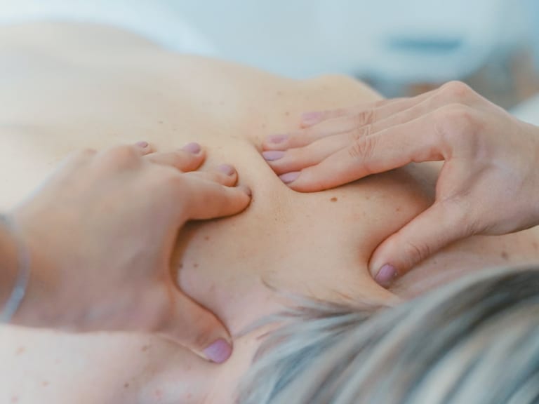 osoba korzystająca z masażu| © Toa Heftiba