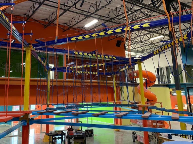 Niebieskie i żółte trampoliny| ©Urban Air Trampoline & Adventure Park