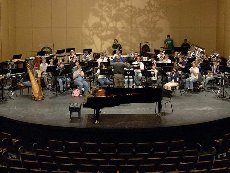 orkiestra na scenie| ©UNC Charlotte Official Flickr