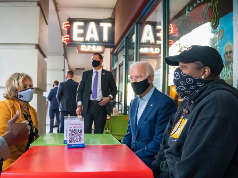 Joe Biden jedzący z przyjaciółmi| ©Joe Biden