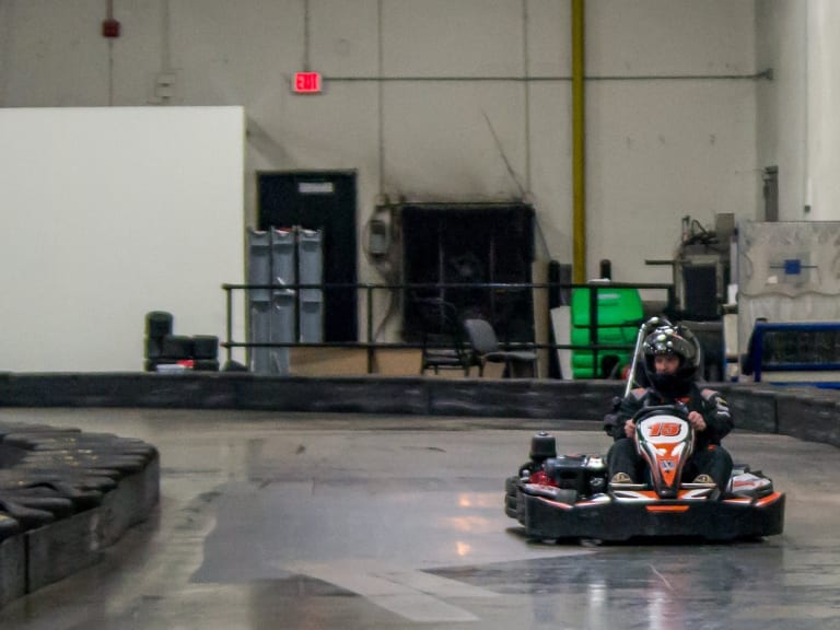 osoba prowadząca gokart| ©Aaron Levy
