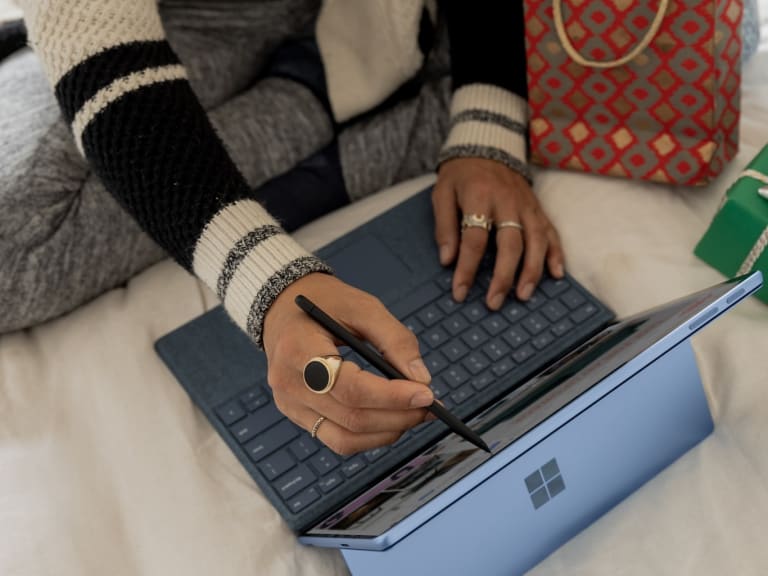 Person mit Tablet und Tastatur| © Microsoft Edge