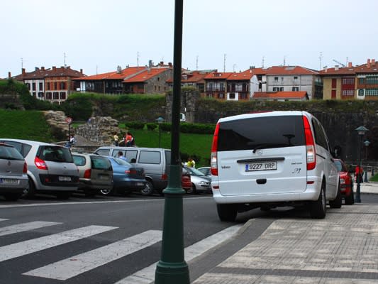 Minibüs ve park edilmiş arabalar| ©Gotzone Elu