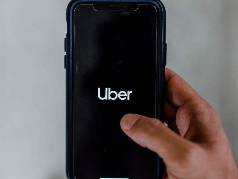 有黑色螢幕和 Uber 字樣的手機| © Austin Distel