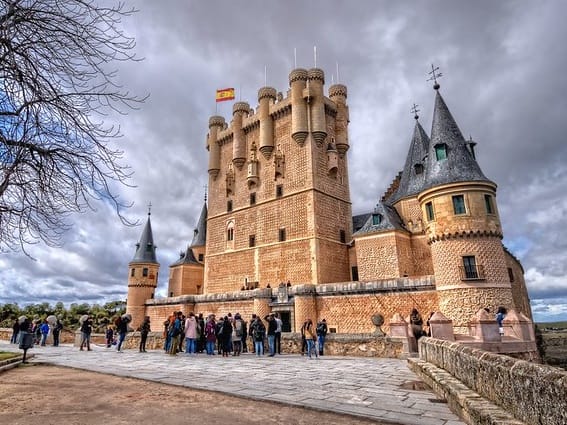 Segovia Alcazar'ında bir grup insan| ©Abariltur