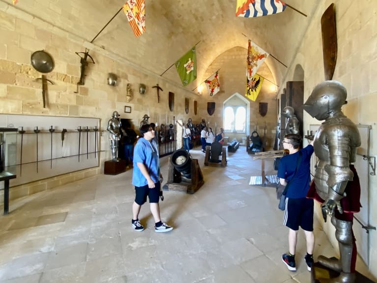 Segovia Alcazar'ının içindeki insanlar| ©Kalboz