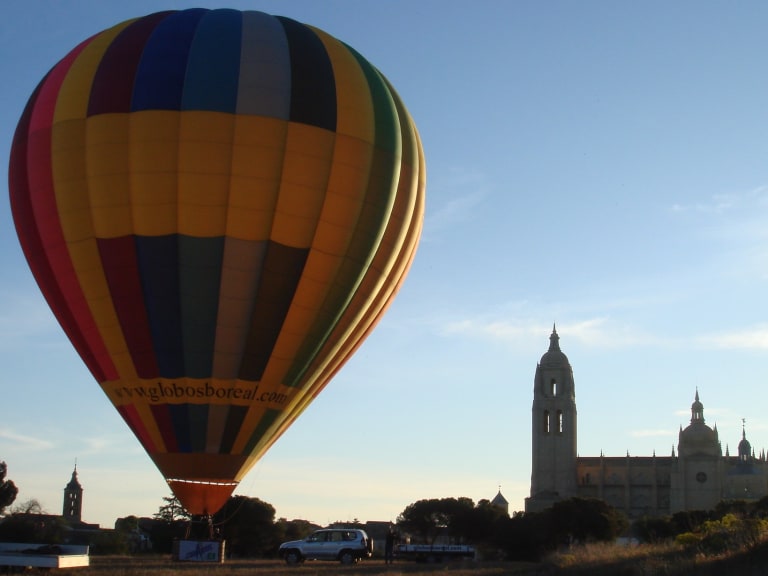 Heißluftballon mit der Kathedrale von Segovia im Hintergrund| ©GLOBOS BOREAL S.L.