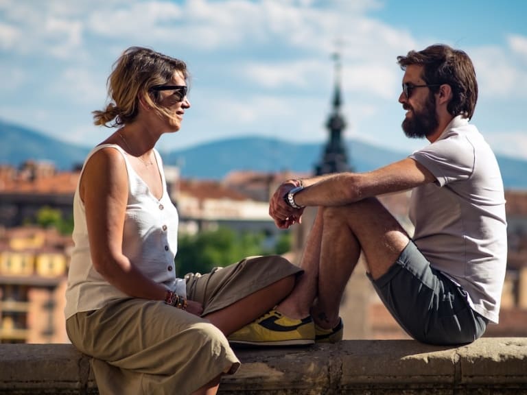 Segovia'da oturan aşık çift| ©Jo Kassis