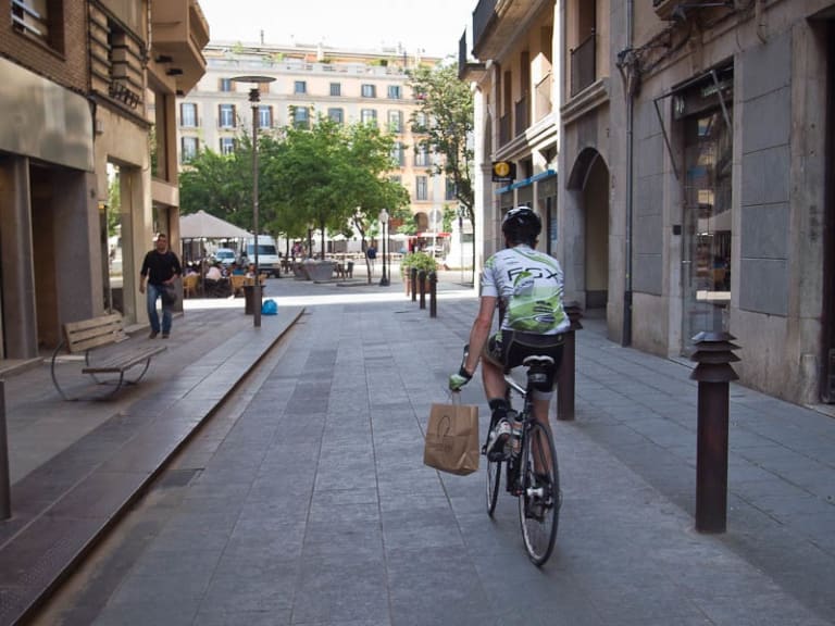 Cycle in the streets of Girona| ©9W Magazine